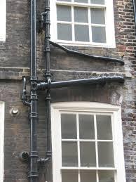 Да ладно, почти вся Англия вот так выглядит. С главной улици обычно нормально а с задней стороны вот такой прекрасный вид на здания.