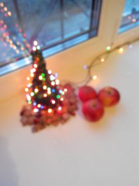 елка у меня в кабинете. не обессудьте. завалено все, все балансы похерены. предновогодниее настроение.