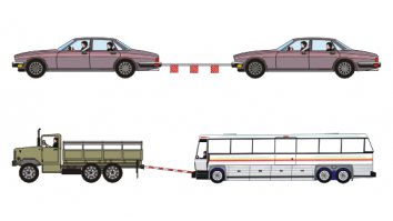 9. Предупредительные устройства для обозначения гибких связующих звеньев при буксировке механических транспортных средств должны выполняться в виде флажков или щитков размером 200 x 200 мм с нанесенными по диагонали красными и белыми чередующимися полосами шириной 50 мм со световозвращающей поверхностью.
На гибкое связующее звено должно устанавливаться не менее двух предупредительных устройств.