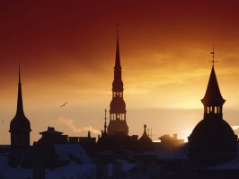 Если судить по этим фоткам - почти ничего и не изменилось
.
Старая рига все такая же, только больше вывесок, вместо жигулей стоят дорогие иномарки, и фасады на оживленных улицах отремонтировали. В нетуристических подворотнях все также, старая облупившаяся штукатурка и цветочки в окошках.

В целом дома сильно разделились по состоянию, некоторые отреставрированы и расцвели, а другие запущены донельзя и в аварийном состоянии. В центре очень много полупустой и даже совершенно пустой недвижимости, последствия денационализации и кризиса 2008го.

В спальных районах не изменилось ничего кроме количества машин и магазинов. За 25 лет независимости многоквартирных домов считай и не строили, так, кое где понатыкали точечной застройкой. Если все эти "точечные" собрать, наберется от силы четверть например района "золитуде", построенного "проклятыми совками" целиком с нуля на моих глазах за 5 лет. Ваще совки там каждые 5 лет по спальному району строили, ироды. 

Красивый на самом деле город. Что 100 лет назад, что 30, что сейчас. На стыке культур, разноплановый, хорошо сохранившийся. По нему никогда не прокатывался каток войны, никогда его толком не бомбили, не разрушали. Побывать стоит.