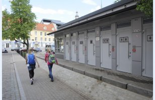 В Риге тоже понаставили таких туалетов. Поначалу они были платными, по через несколько недель все монетоприемники оказались раскурочены. Теперь туалеты официально бесплатные, и в них каждый день убирают.