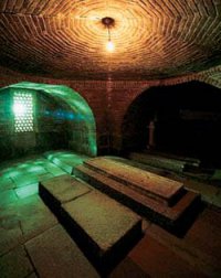 На последнем фото мавзолей Гур-Эмир, в котором размещены всего лишь макеты гробницы Тамерлана и других чингизидов. Сама же усыпальница находится уровнем ниже, на "подземном этаже", попасть в который непросто, но возможно. За небольшую мзду местные служители с радостью откроют вам вход, расположенный с задней стороны мавзолея.