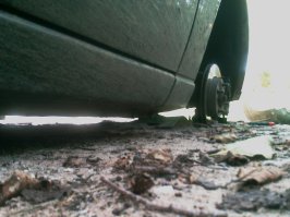 При поддомкрачивании авто неиспользуемое колесо лучше класть на землю под лонжерон – на случай, есть домкрат хлопнет и сложится.