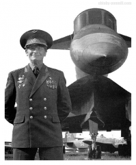 Незаслуженно не упомянут  также сын выдающегося авиаконструктора Ильюшина - Владимир Сергеевич Ильюшин, Герой Советского Союза, Заслуженный лётчик -испытатель, зам. гл. конструктора ОКБ Сухого