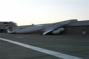 Вот с этим аппаратом фото сторо говоря, не падение, ибо он не взлетал. Вот как описывает сиё происшествие великий Лурк: 

2007, Тулуза, Франция. Тащем-та это не катастрофа, а авария, так как обошлось без жертв, но такой призовой фейл не упомянуть нельзя. Результат того, что может произойти, если набирать персонал исключительно из долбойоппов. 

Шла передача новоиспечённого Airbus A340 с завода-изготовителя компании-заказчику — Etihad Airways. При проведении испытаний двигателей горячие арабские парни отключили часть систем безопасности, в том числе и ту, что отвечала за работу тормозов, решив, видимо, что удержать самолёт на месте им поможет Аллах. Незабашмаченный «Арбуз», однако, не послушался воли Всеслышащего и, когда движки развили полную мощность, бодро покатил по лётному полю. Убавить режим из 9 человек на борту никто не догадался, и самолёт вхреначился в бетонное ограждение. Если быть более точным, то арабы были не такими уж тупыми, чтобы не почувствовать как самолет покатился. Все дело в том, что современный самолет — сложное компьютеризированное средство (гугли Flight Management Computer). Самолет стоял на тормозе и не был должным образом подготовлен к взлету (не были вбиты параметры полета в бортовой компьютер, маршрут и т. п.). Арабы решили раскрутить двигатели до максимальных оборотов. Но как и в нашей стране, мануалы читают в последнюю очередь, когда уже что-то поломалось. Как следствие, автоматика совершенно справедливо решила, что самолет идет на экстренный взлет и отпустила стояночный тормоз. Хотя никто не погиб, кабина была в хлам, поэтому оставшиеся неповреждёнными двигатели молотили на номинальном режиме 7 часов, пока не сожгли всё топливо — отключить их не было возможности. 

Жалко в данной ситуации только самолёт, который из-за мудизма техников пошёл под списание, толком даже не побывав в воздухе и не перевезя ни одного пассажира.