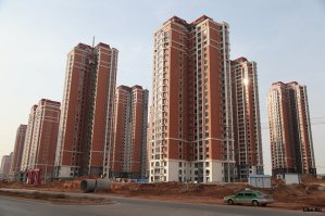 Старая байка про то, что Китайцам жить негде.
Китай находится на 56 месте по плотности населения.
Это значит, что нам остальные 55 стран тоже следует опасаться ?
По интернету достаточно много информации о целых городах призраках в Китае, которые построили, но так и не заселили.
Причина банальна, у обычного китайца на новую квартиру просто нет денег.