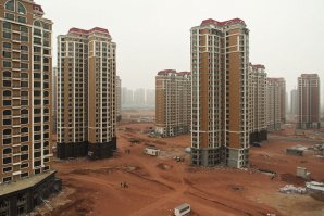 Старая байка про то, что Китайцам жить негде.
Китай находится на 56 месте по плотности населения.
Это значит, что нам остальные 55 стран тоже следует опасаться ?
По интернету достаточно много информации о целых городах призраках в Китае, которые построили, но так и не заселили.
Причина банальна, у обычного китайца на новую квартиру просто нет денег.