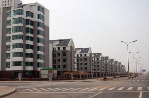 Старая байка про то, что Китайцам жить негде.
Китай находится на 56 месте по плотности населения.
Это значит, что нам остальные 55 стран тоже следует опасаться ?
По интернету достаточно много информации о целых городах призраках в Китае, которые построили, но так и не заселили.
Причина банальна, у обычного китайца на новую квартиру просто нет денег.
