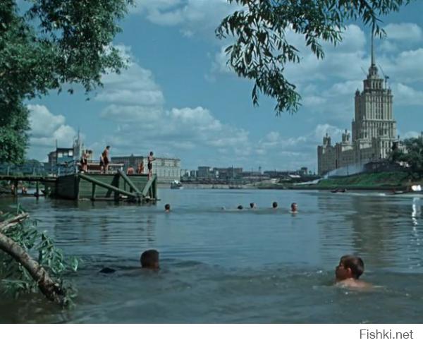 Кадр фильма "Старик Хотабыч" 1956 год. Дети купаются в Москва реке))))