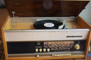 Эта штука называется радиола, у бабушки такая была.