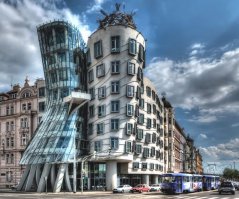 Танцующий (пьяный) дом в Праге