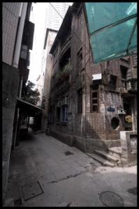 Небоскребы а за углом трущебы. Центр Гуанджоу