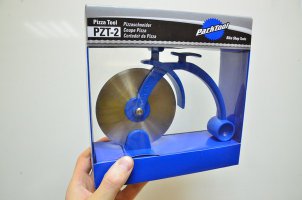 Несси прикольная, а вот нож для пиццы у меня лучше. 
Подарок от друзей из Велодоктора: