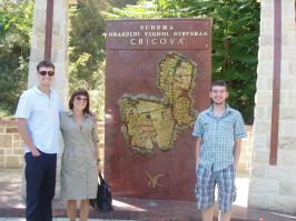 на счет вина, найди в гугле "криковские подвалы", или "подвалы малых милешт", посмотри фотки, почитай википедики, надеюсь увидешь что то интересное для себя. я там бывал на экскурсиях и скажу что инет не передаст тебе и малую часть тех ощущении. у меня были гости из россии, они остались очень впечатлены. на этой фотки карта подвала, протяженность около 120 км, улицы в подвале имеют свои названия, именуются разными марками вин. там 5 президентских зала, все тематические. кстати если будет интересно могу выслать еще фотки из личного архива))