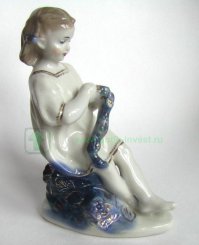 Со всем уважением,но данный штоф относится к серии  "Господин Великий Новгород"  Бронницкого завода фарфоровых изделий "Возрождение"» г.Бронница Нижегородской области и никакого отношения к гжели не имеет.Приблизительно 1960е годы. А вот фотографии настоящих изделий из гжели: