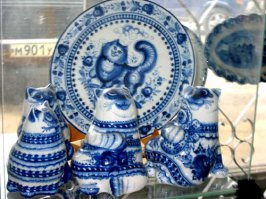 Со всем уважением,но данный штоф относится к серии  "Господин Великий Новгород"  Бронницкого завода фарфоровых изделий "Возрождение"» г.Бронница Нижегородской области и никакого отношения к гжели не имеет.Приблизительно 1960е годы. А вот фотографии настоящих изделий из гжели: