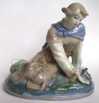 Со всем уважением,но данный штоф относится к серии  "Господин Великий Новгород"  Бронницкого завода фарфоровых изделий "Возрождение"» г.Бронница Нижегородской области и никакого отношения к гжели не имеет.Приблизительно 1960е годы. А вот фотографии настоящих изделий из гжели: