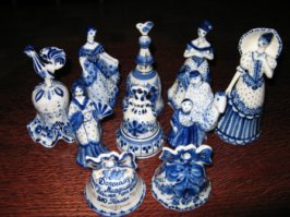 Со всем уважением,но данный штоф относится к серии  "Господин Великий Новгород"  Бронницкого завода фарфоровых изделий "Возрождение"» г.Бронница Нижегородской области и никакого отношения к гжели не имеет.Приблизительно 1960е годы. А вот фотографии настоящих изделий из гжели: