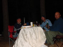 боб билл и том тупо застелили вместо скатерти