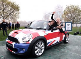 15 ноября 2012 года группа девушек гимнасток из команды лондонского тренера Дани Мейнарда установила новый мировой рекорд по количеству людей, способных поместиться в автомобиль Mini. Теперь эта цифра составляет 28 и на одного человека превышает предыдущий рекорд, установленный год назад в Истборне.Процедура установления рекорда заняла 18 минут. Вряд ли создатели Мини, одного из культовых автомобилей Англии, рассчитывали на использование своего детища в подобном ракурсе. Если до 2012 года Мини был известен своей компактностью, то после занесения в Книгу рекордов Гинесса вряд ли можно сказать, что это такой себе маленький четырехместный автомобиль.

Небольшие размеры салона авто вынудили девушек использовать абсолютно все свободное пространство. Из окон выглядывали руки и ноги, а лица некоторых участниц были размазаны по лобовому стеклу, но рекорд был установлен.