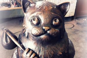 Легенда, благодаря которой появился памятник Семену, гласит, что в 1987 году семья Синишиных возвращалась домой в Мурманск из отпуска и случайно потеряла в Москве своего питомца. Тот, пытаясь разыскать хозяев, шел через всю Россию. Через шесть лет коту удалось воссоединиться с хозяевами — он появился на пороге дома Синишиных в Мурманске.