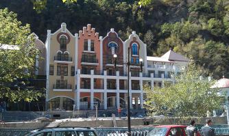 хороший репортаж,надеюсь будет продолжение
что касается Боржоми,как раз на походе к парку построена новая гостиница класса люкс,которая к лету должна начать работать,так же построены и и другие гостиницы
вот фотки у себя в архиве надыбал.