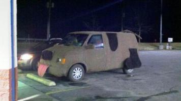 такой был в фильме "тупой тупого и еще тупее"
а самое веселое это заправлять эту машинку 
п.с. сори если с названием фильма натупил