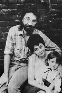 От первой жены остался старший сын — Пётр (1987 г.), которого Юрий воспитывал в одиночку. Позже Пётр поступил в Кронштадтский Морской кадетский корпус, служил в морской пехоте и, как и его отец, проявляет художественные способности. 

Юрий Шевчук с ныне покойной супругой Эльмирой Бикбовой и их сыном Петром.