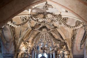 Есть в Чехии маленький, ничем не примечательный городок Кутна-ГорА.В НЕМ ЕСТЬ Церковь на костях (костницА)БЫЛ ТАМ В 2006 МЕСТЕЧКО ЖЕСТЬ.ТАМ В 2006 МЕСТЕЧКО ЖЕСТЬ!