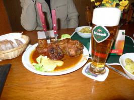 не... вот колено.