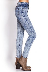 Как, где, а вообще-то кислотными назывались джинсы, которые сначала надо было "распустить" для линьки (2 часа стирать в растворе соды 2 стакана на стиралку), а потом заправив барабан 2 кг. керамзита стирать 2-3 часа в растворе  хлорки 2 ст. на стиралку.
Выглядело это так: