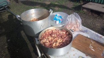 я большой любитель шашлыка, мариную баранину на минералке с томатом и луком с вечера , утром вылавливаю все мясо укладываю в удобную посуду в вперемежку со свежим луком, и где то за 1.5-2 часа до жарки солю, получается не плохо)