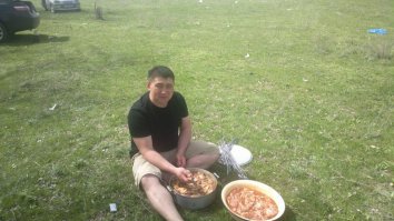 я большой любитель шашлыка, мариную баранину на минералке с томатом и луком с вечера , утром вылавливаю все мясо укладываю в удобную посуду в вперемежку со свежим луком, и где то за 1.5-2 часа до жарки солю, получается не плохо)