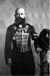 На верхнем фото - Собственный Е.И.В. Конвой, в котором служили горцы.
Ниже не жандармы, а рядовой роты Дворцовых гренадеров и, возможно, чин полиции.
Еще ниже не студенты, а ученики, вероятно, гимназисты.

Вот в дополнение еще один ветеран роты Дворцовых гренадеров.