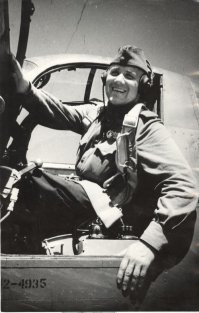 У него и военные снимки отличные. Вот фотография пилота истребителя «Аэрокобра», награжденного орденами Ленина и Красного Знамени. 1943 г.