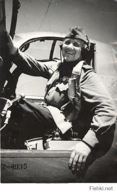 У него и военные снимки отличные. Вот фотография пилота истребителя «Аэрокобра», награжденного орденами Ленина и Красного Знамени. 1943 г.