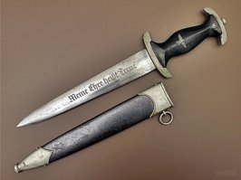 Классная вещица!
Мне кажется, следующим стоит сделать кинжал СС, поскольку сочетание черного и серебряного цветов будут смотреться еще выигрышнее.