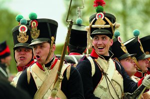 Кстати, само сражение проходит в воскресенье, но там дикое количество народа, полиции и большие проблемы с парковкой. Можно приехать в субботу на репетицию. Будет не так зрелищно, зато можно будет походить по лагерям реконструкторов, пообщаться с ними, да и транспортного коллапса в этот день не бывает.