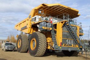 В настоящее время самым большим грузовым автомобилем на Земле стоит считать модель T282B производства немецкой компании Liebherr. Длина этого гиганта составляет 14,5 м, высота — 7,4 м, а ширина — 9 м. Грузоподъемность поражает — 363 тонны груза! А максимальной вес машины может достигать 592