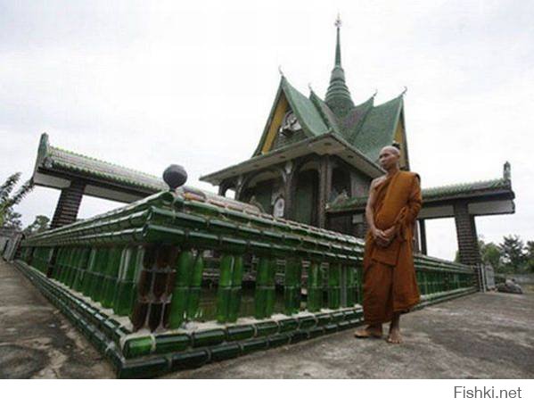 Монахи построили храм.