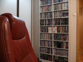 Это не весь стеллаж с фильмами для взрослых. Только верхняя полка (не в кадре):)