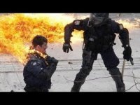 МИРНЫЕ - демонстранты  жгут " БЕРКУТ " 


МИРНЫЕ - сожгли людей в доме профсоюзов .

НА фото видно ,что людей сжигали заживо - у них обгоревшие головы и руки . Люди пытались потушить пламя на своих головах ,а мирные патриоты продолжали обливать их коктелями " молотова "