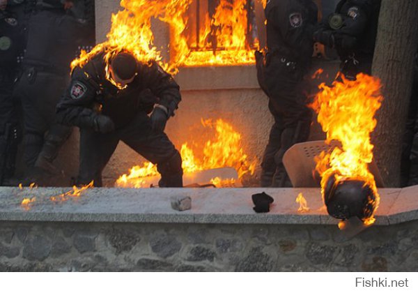 МИРНЫЕ - демонстранты  жгут " БЕРКУТ " 


МИРНЫЕ - сожгли людей в доме профсоюзов .

НА фото видно ,что людей сжигали заживо - у них обгоревшие головы и руки . Люди пытались потушить пламя на своих головах ,а мирные патриоты продолжали обливать их коктелями " молотова "