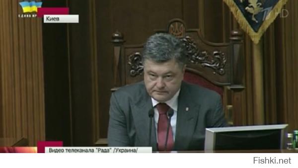 Порошенко по-чёрному бухает уже дней десять


Так вот, мой знакомый подтвердил, что Порошенко в отличнейшем запое. 
В Администрации Президента все в тихом шоке. 

Такого никогда не видели за всю историю Украины. 
Как Петя не пытается скрывать — духан от него идёт сильный — 
потому старается мало общаться с подчинёнными, когда появляется.

Постоянные опоздания, красные белки глаз, сильно потеет, 
начал немного глотать окончания слов, изменилась структура речи. 
Ходят слухи, что Порошенко сильно боится — потому и пьёт», 
— отметил Дзыговбродский.