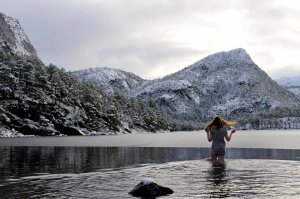 Соплю из ноздри остановит, в холодную воду войдёт.