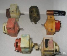 А с моторчиками, кто нибудь изобретал что либо?
А ещё изогнутые винтом сердечники от них, чётко подходившие на наконечник стержня ручки, неплохо скрашивал серые учебные будни, завывая чуть громче занудного речетатива учителя.