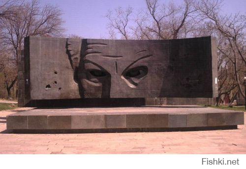 Памятник Зорге на родине в Баку. Странно что о том, что Рихард Зорге родился в Баку в статье не сказано ни слова.