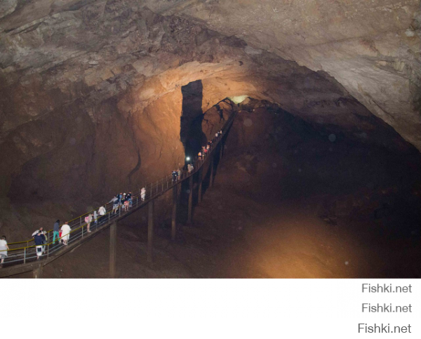 Ну если водить экскурсии по пещере то лучше так. Это новоафоновские пещеры. Абхазия.
