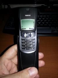 Вспомнил о своем телефоне, который потом отдал маме. Из-за очень маленьких кнопок поехали покупать новый. Выбрали с "большими кнопками", за 1200 руб. нокию, забавно было наблюдать за продавцами. Спрашивали где выкидывать будем "старый". А вот собственно и он. Достал, включился. Аккумулятор в полном порядке, коррозии нет. Ностальгия по Мотороле Стартак M60 и Эриксону Т39. Все, ищу переходник и поставлю симку обратно в 8910.