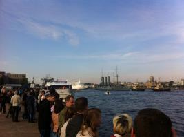 Когда крейсер проплывал под Благовещенским мостом - с набережных кричали "Ура". Правда, как-то скомкано.

Но когда крейсер проплывал мимо туристического судна и дал гудок - ему ответили ВСЕ суда в акватории и машины на набережных. Перезвон стоял конкретный:)

Там еще мелкий беспилотник летал. На последнем фото он над белым туристическим судном. Правда летал он далеко и нормально сфоткать не получилось.